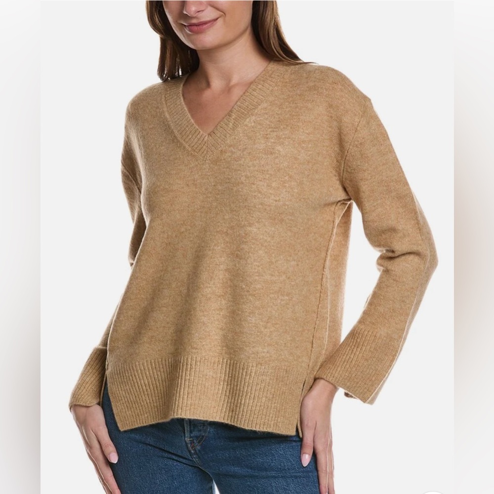 Vince Camuto Long Sleeve V Neck Sweater in medium size NWT